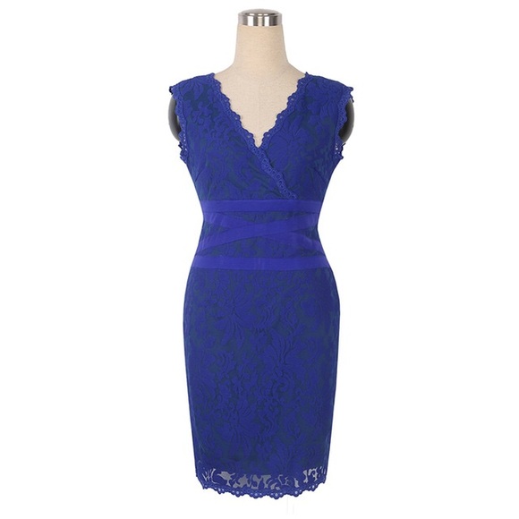 SOLD❗️Blue 👑 Lace Scalloped V-Neck Dress - S - Picture 3 of 5